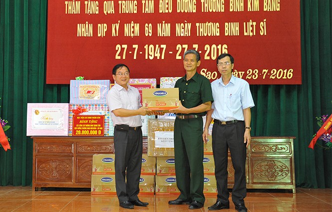 Báo Tiền Phong tặng quà thương bệnh binh tại Hà Nam - ảnh 4