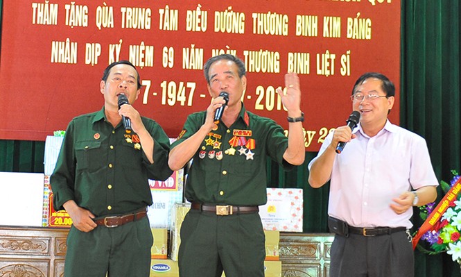 Báo Tiền Phong tặng quà thương bệnh binh tại Hà Nam - ảnh 12
