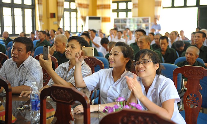 Báo Tiền Phong tặng quà thương bệnh binh tại Hà Nam - ảnh 15