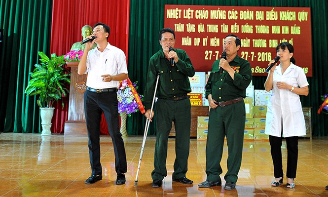 Báo Tiền Phong tặng quà thương bệnh binh tại Hà Nam - ảnh 11