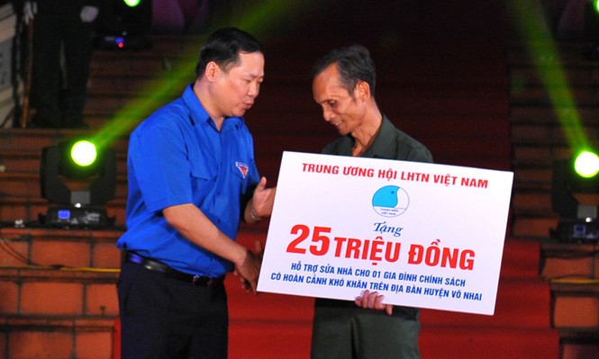 Tuổi trẻ Thái Nguyên thắp nến tri ân anh hùng liệt sỹ - ảnh 3
