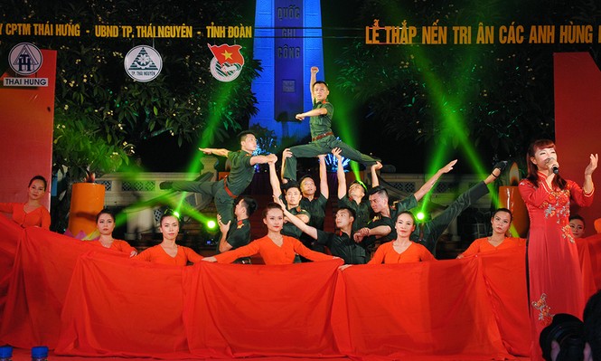 Tuổi trẻ Thái Nguyên thắp nến tri ân anh hùng liệt sỹ - ảnh 16