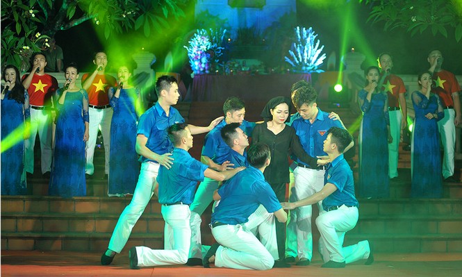 Tuổi trẻ Thái Nguyên thắp nến tri ân anh hùng liệt sỹ - ảnh 18