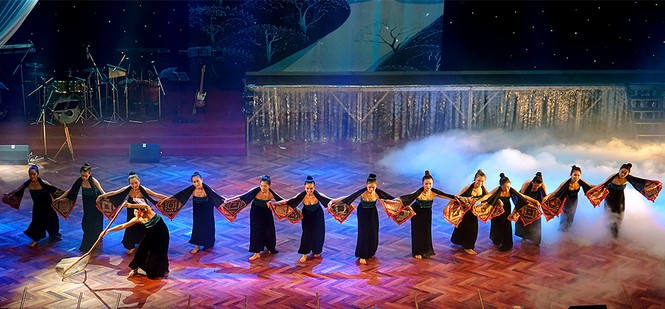 Mãn nhãn màn múa nghệ thuật của thiếu nữ miền sơn cước - ảnh 12