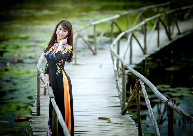 Thiếu nữ Hà thành duyên dáng với tà áo dài - ảnh 1