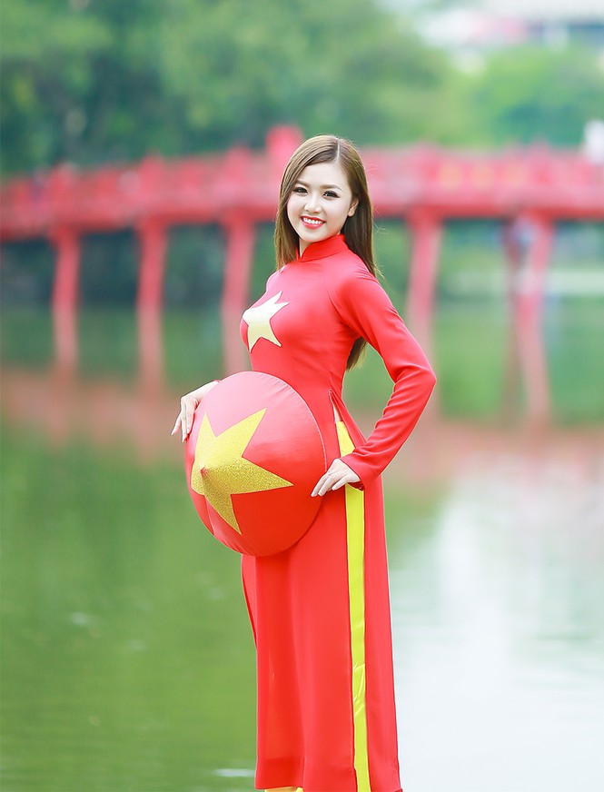 Nữ sinh khoe nét đẹp với áo dài 'Tôi yêu Tổ quốc tôi' - ảnh 13