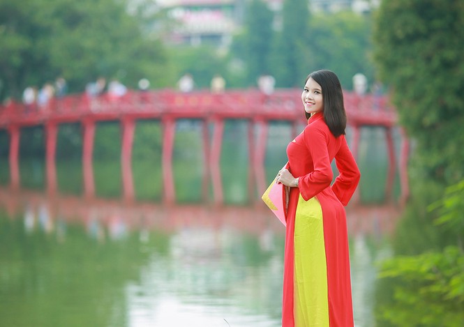 Nữ sinh khoe nét đẹp với áo dài 'Tôi yêu Tổ quốc tôi' - ảnh 10