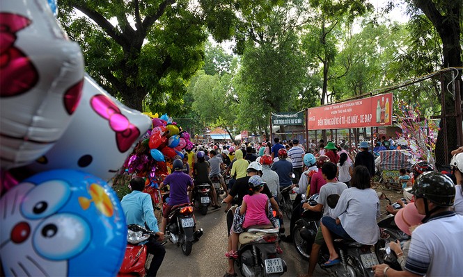 Công viên, vườn thú Hà Nội đông nghịt người dịp lễ - ảnh 1