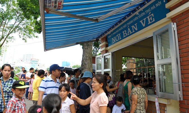 Công viên, vườn thú Hà Nội đông nghịt người dịp lễ - ảnh 2
