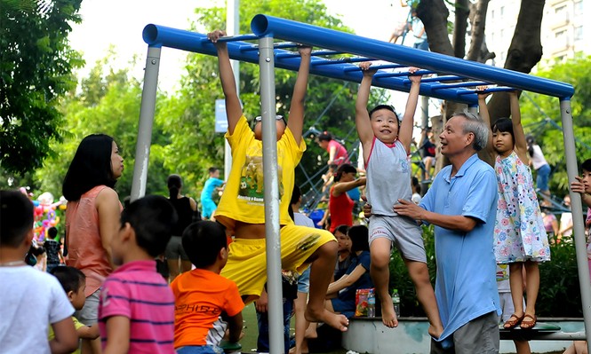 Công viên, vườn thú Hà Nội đông nghịt người dịp lễ - ảnh 6