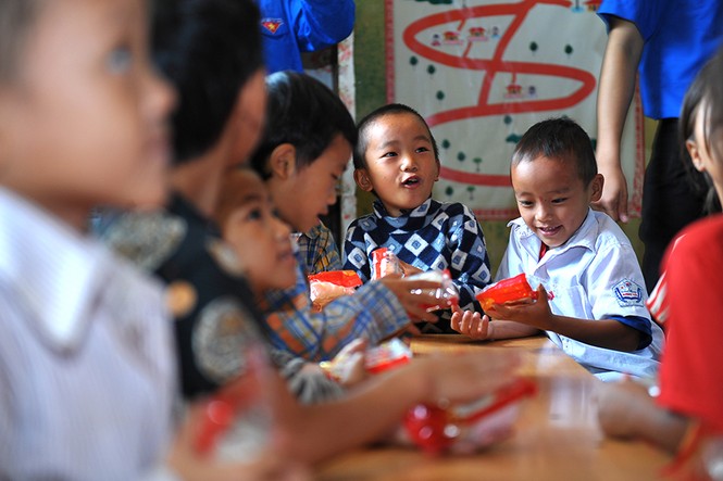 Cùng Hữu Nghị tặng bánh Trung thu trẻ em cao nguyên đá - ảnh 1