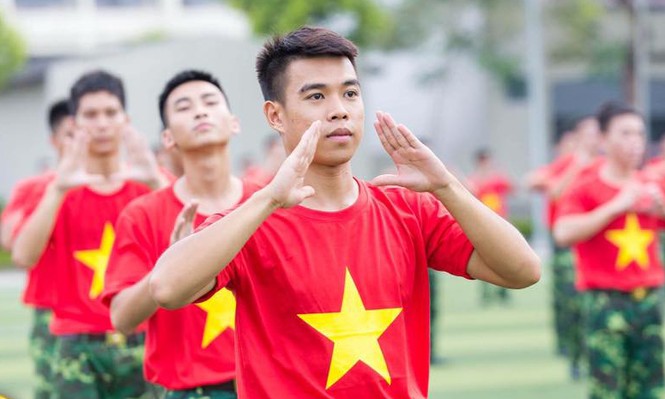 Ấn tượng màn trình diễn 'Trường tôi là số 1' của sinh viên quân sự, quốc tế - ảnh 3