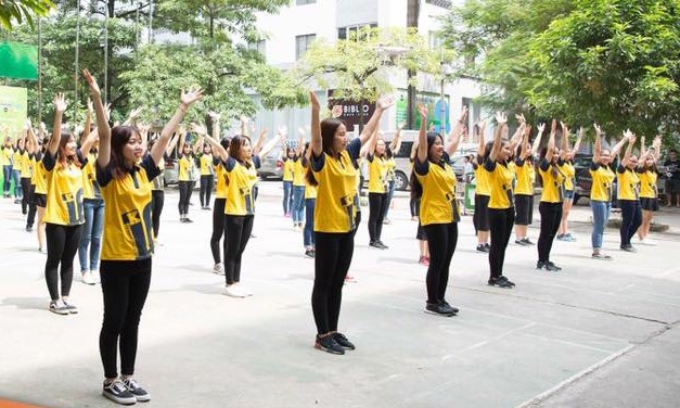 Ấn tượng màn trình diễn 'Trường tôi là số 1' của sinh viên quân sự, quốc tế - ảnh 2