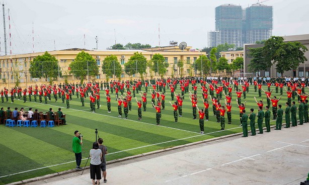 Ấn tượng màn trình diễn 'Trường tôi là số 1' của sinh viên quân sự, quốc tế - ảnh 1