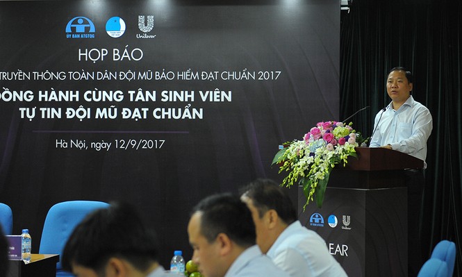 Tặng 2.000 mũ bảo hiểm đạt chuẩn cho tân sinh viên - ảnh 1