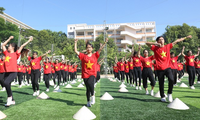Nữ sinh Đà Nẵng khoe sắc, 'trường tôi là số 1' - ảnh 1