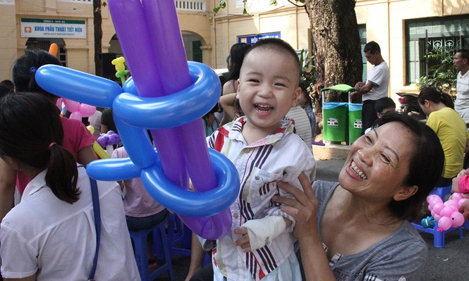 'Ngày Chủ nhật cho em' tặng nhiều suất quà tặng bệnh nhi - ảnh 4