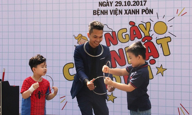 'Ngày Chủ nhật cho em' tặng nhiều suất quà tặng bệnh nhi - ảnh 3