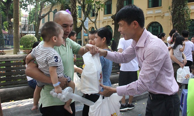 'Ngày Chủ nhật cho em' tặng nhiều suất quà tặng bệnh nhi - ảnh 1
