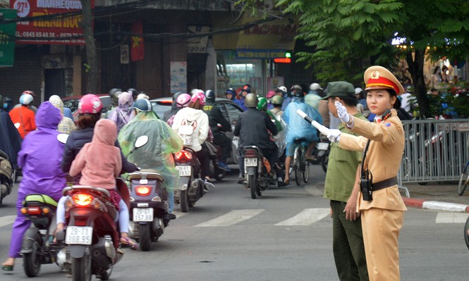 'Bóng hồng' CSGT điều tiết giao thông cho đoàn xe Tổng thống Mỹ ở Hà Nội - ảnh 5