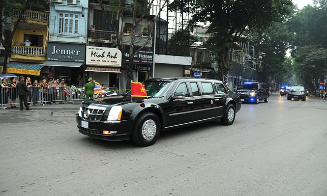 'Bóng hồng' CSGT điều tiết giao thông cho đoàn xe Tổng thống Mỹ ở Hà Nội - ảnh 4