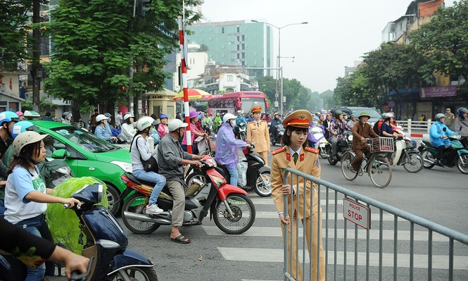 'Bóng hồng' CSGT điều tiết giao thông cho đoàn xe Tổng thống Mỹ ở Hà Nội - ảnh 6