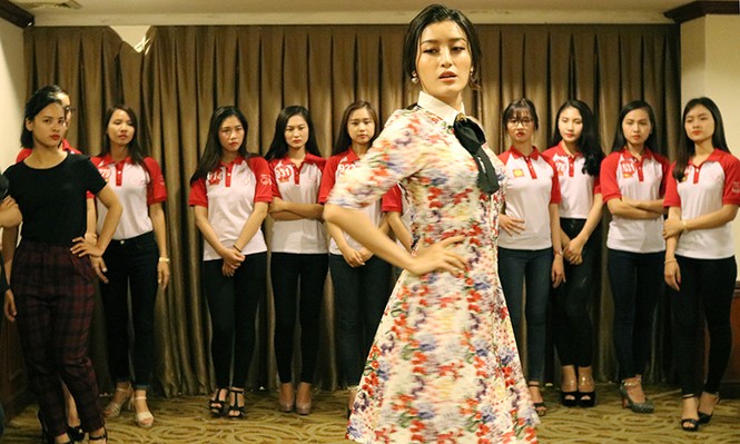 Thí sinh Hoa khôi Sinh viên Việt Nam luyện thả dáng với Á hậu Huyền My - ảnh 2