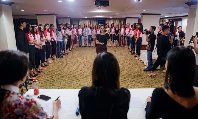 Thí sinh Hoa khôi Sinh viên Việt Nam luyện thả dáng với Á hậu Huyền My - ảnh 1