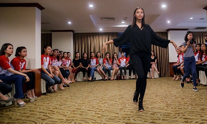 Thí sinh Hoa khôi Sinh viên Việt Nam luyện thả dáng với Á hậu Huyền My - ảnh 3