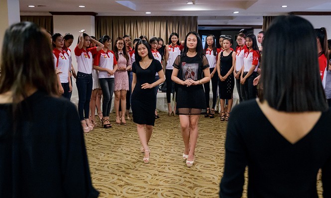 Thí sinh Hoa khôi Sinh viên Việt Nam luyện thả dáng với Á hậu Huyền My - ảnh 9