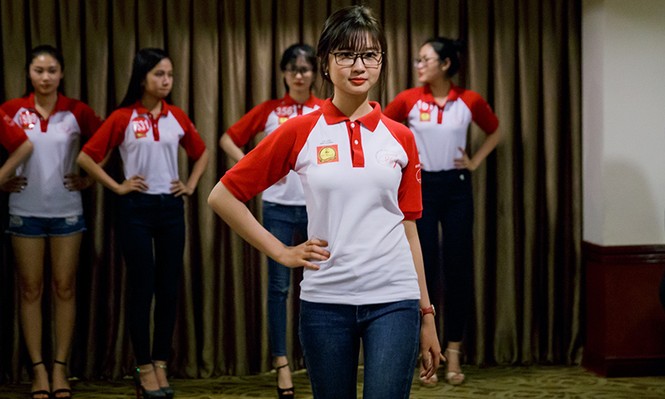 Thí sinh Hoa khôi Sinh viên Việt Nam luyện thả dáng với Á hậu Huyền My - ảnh 8