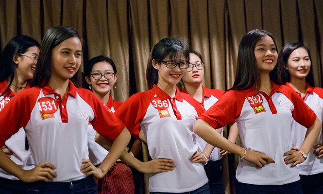 Thí sinh Hoa khôi Sinh viên Việt Nam luyện thả dáng với Á hậu Huyền My - ảnh 7