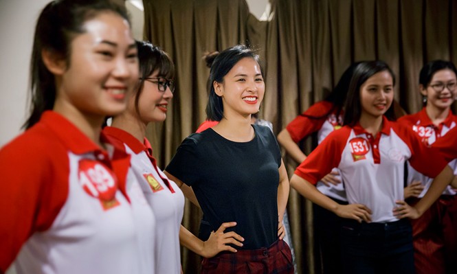 Thí sinh Hoa khôi Sinh viên Việt Nam luyện thả dáng với Á hậu Huyền My - ảnh 6