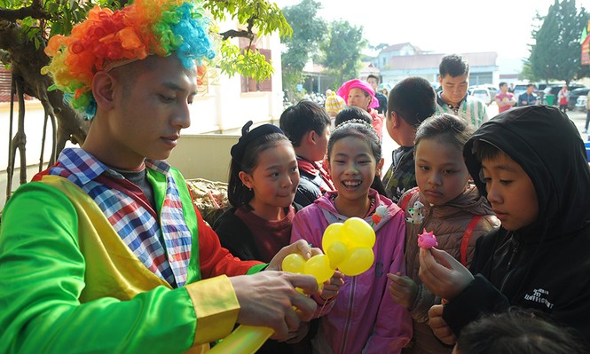 'Ngày chủ nhật cho em' đến với bệnh nhi Sơn La - ảnh 2