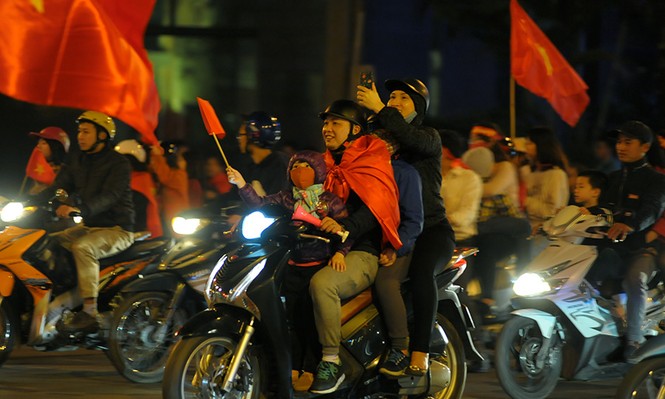 Cổ động viên 'nhí' xuống đường mừng kỳ tích U23 Việt Nam - ảnh 7