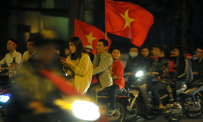 Cổ động viên 'nhí' xuống đường mừng kỳ tích U23 Việt Nam - ảnh 3