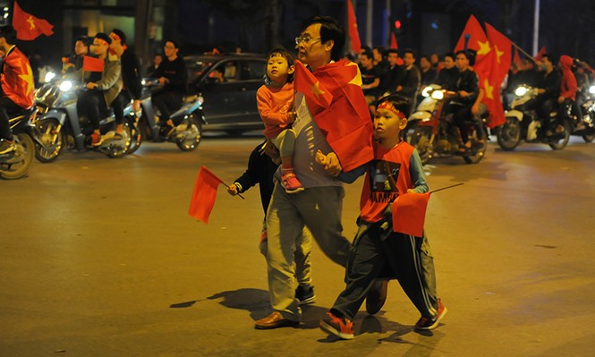 Cổ động viên 'nhí' xuống đường mừng kỳ tích U23 Việt Nam - ảnh 9