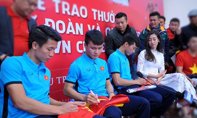 Xúc động dòng chữ xăm trên tay 'người hùng' Quang Hải - ảnh 5