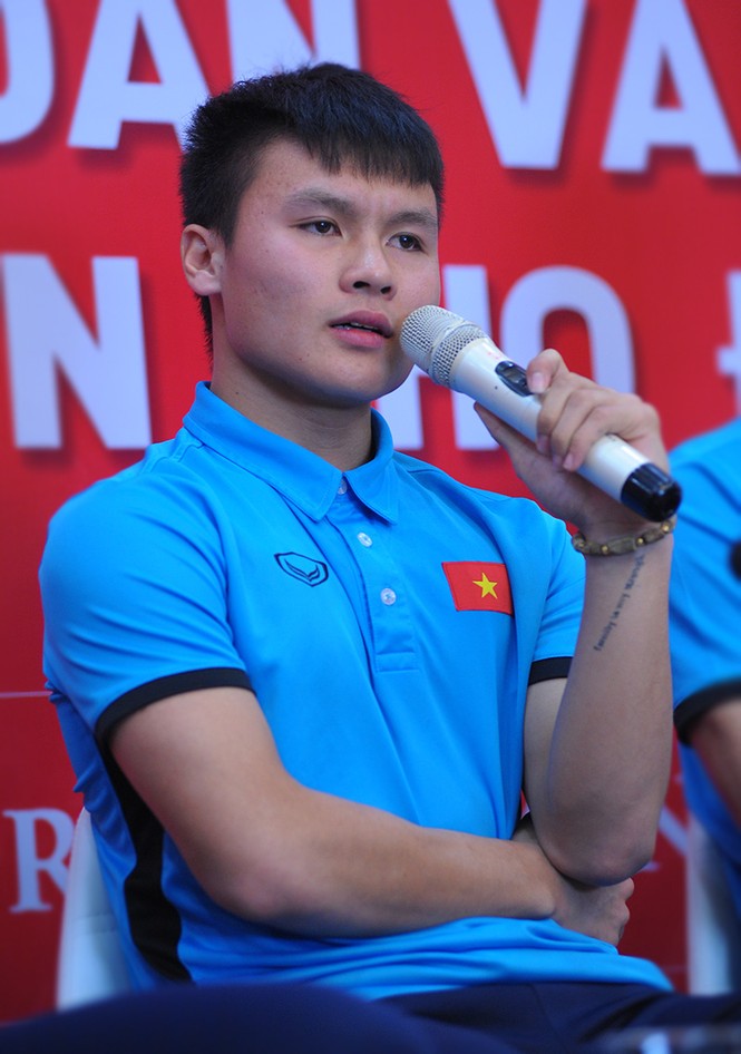Xúc động dòng chữ xăm trên tay 'người hùng' Quang Hải - ảnh 2