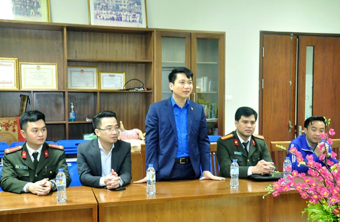 Bí thư T.Ư Đoàn thăm các đơn vị làm nhiệm vụ trực Tết Mậu Tuất 2018 - ảnh 2