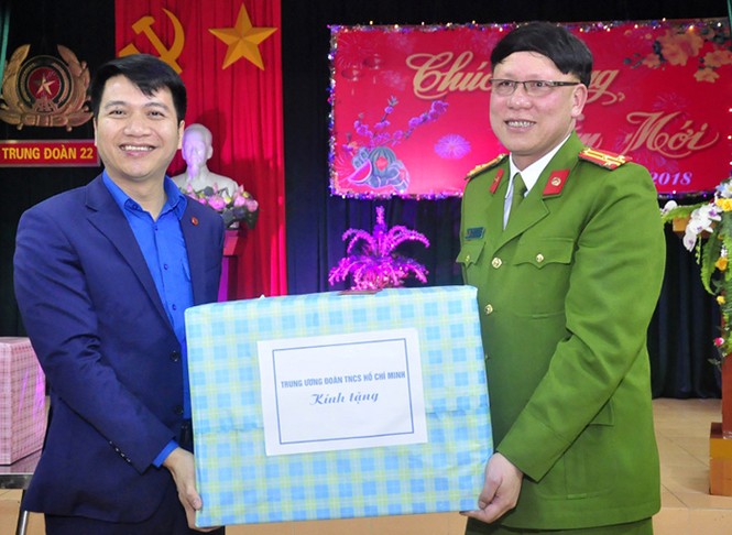 Bí thư T.Ư Đoàn thăm các đơn vị làm nhiệm vụ trực Tết Mậu Tuất 2018 - ảnh 3