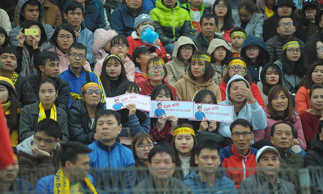 'Team chị gái mưa' cổ vũ, tỏ tình với cầu thủ Phan Văn Đức - ảnh 4