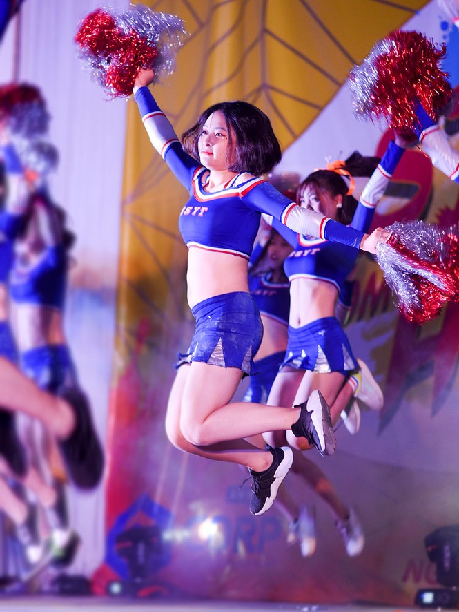 Nữ sinh Tự nhiên khoe nét đẹp với vũ đạo cheerleading - ảnh 2