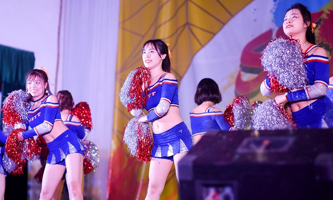 Nữ sinh Tự nhiên khoe nét đẹp với vũ đạo cheerleading - ảnh 1