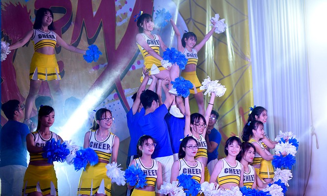 Nữ sinh Tự nhiên khoe nét đẹp với vũ đạo cheerleading - ảnh 8