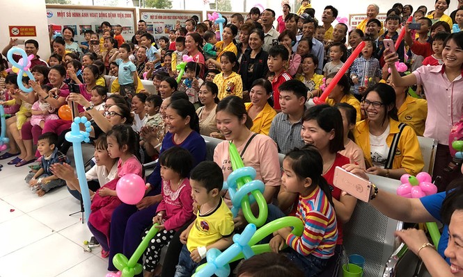 Gieo nụ cười cho bệnh nhi - ảnh 3