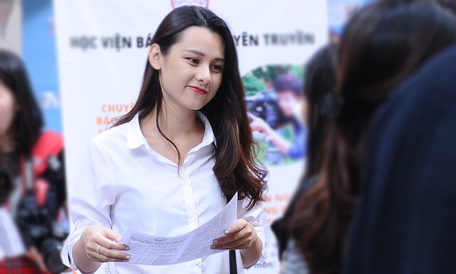 Nữ sinh mang nét Tây phương nổi bật giữa ngày hội tuyển sinh - ảnh 2
