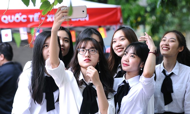 Nữ sinh mang nét Tây phương nổi bật giữa ngày hội tuyển sinh - ảnh 7
