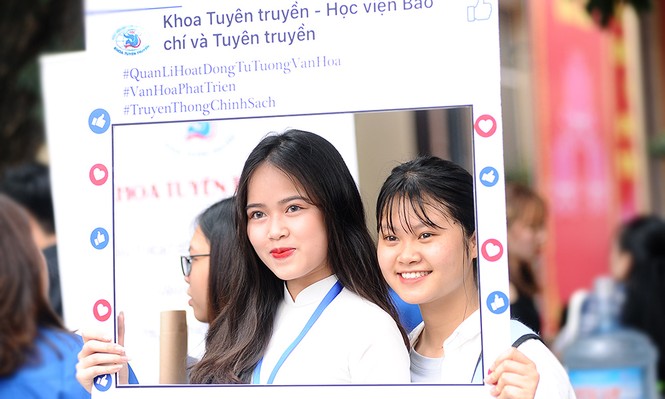 Nữ sinh mang nét Tây phương nổi bật giữa ngày hội tuyển sinh - ảnh 6