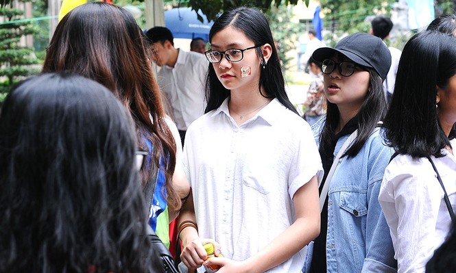Nữ sinh mang nét Tây phương nổi bật giữa ngày hội tuyển sinh - ảnh 9